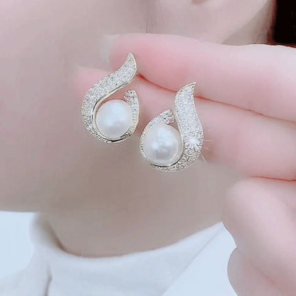 BowLift | Elegant earrings with pearl imitation and rhinestone