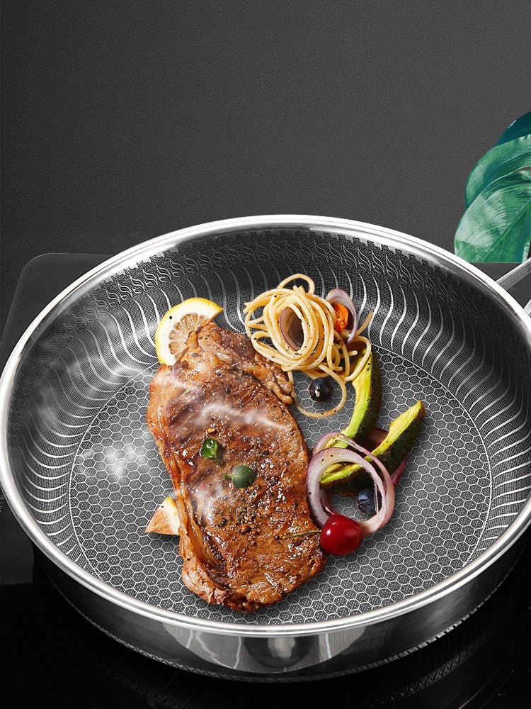 FERROFLAME – Stainless steel frying pan with honeycomb-shaped heat distribution