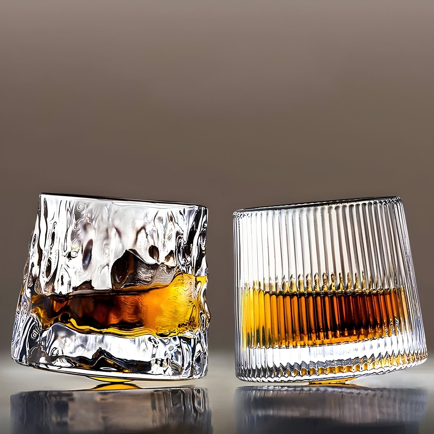 Whiskey glass with 360° rotation function – Structured design for stylish drinking pleasure | Brehn