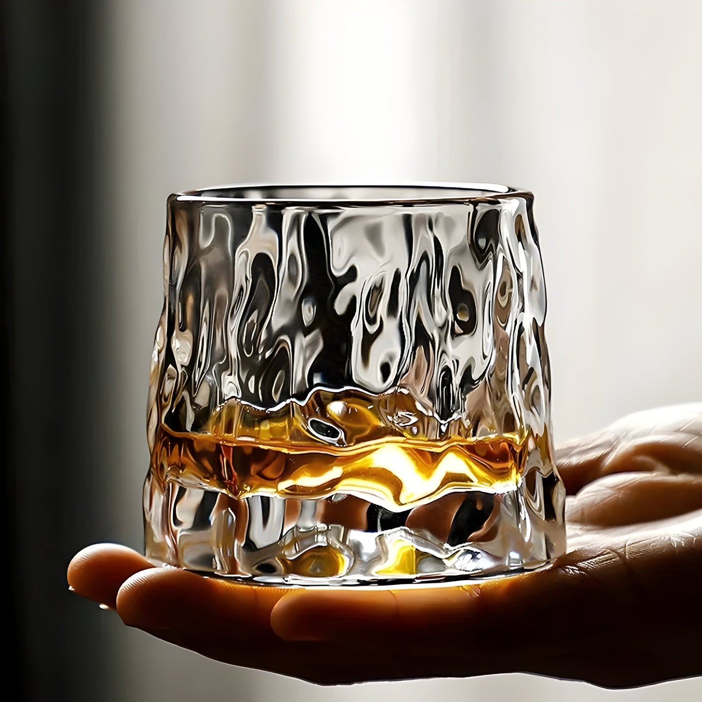 Whiskey glass with 360° rotation function – Structured design for stylish drinking pleasure | Brehn