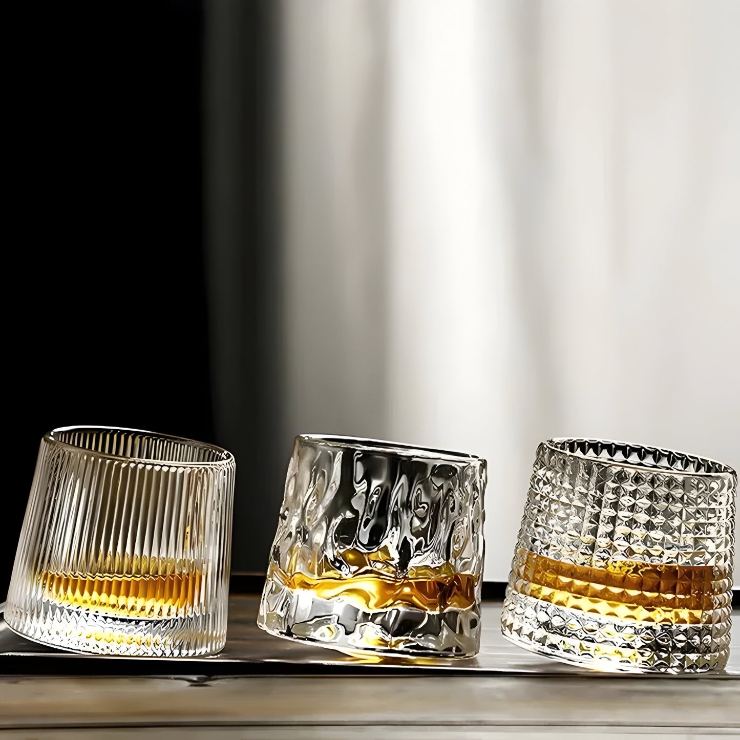 Whiskey glass with 360° rotation function – Structured design for stylish drinking pleasure | Brehn